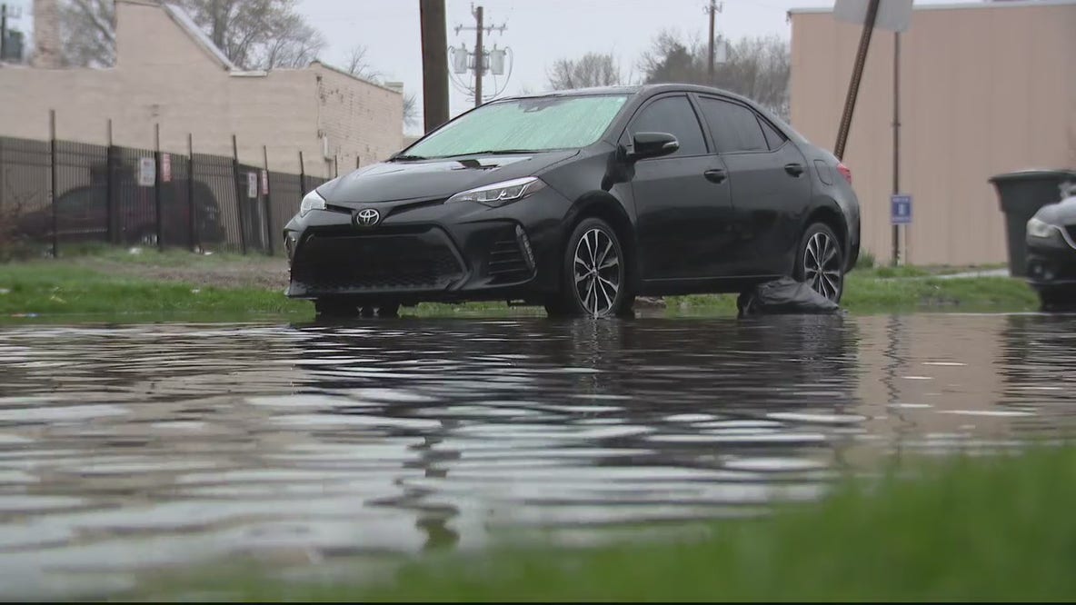 Detroit residents deal with flooded street for 2 years